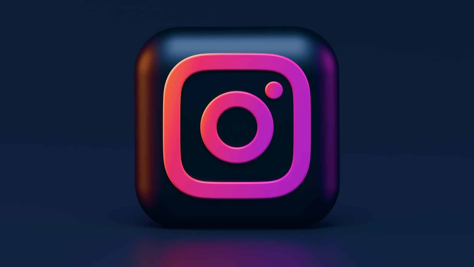 The Instagram logo in front of a dark background - how can entrepreneurs take advantage of Instagram promotion?