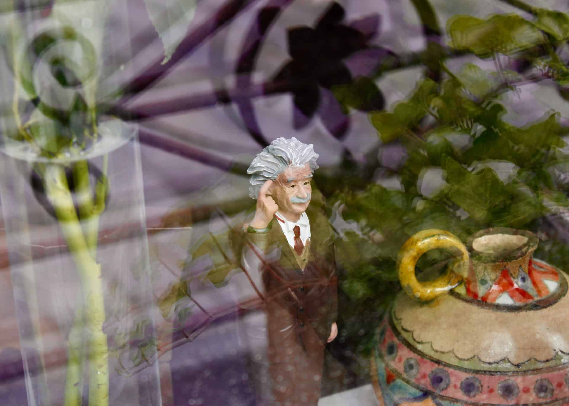 The image shows a male figurine and teapot behind glass to illustrate the concept of lean thinking.